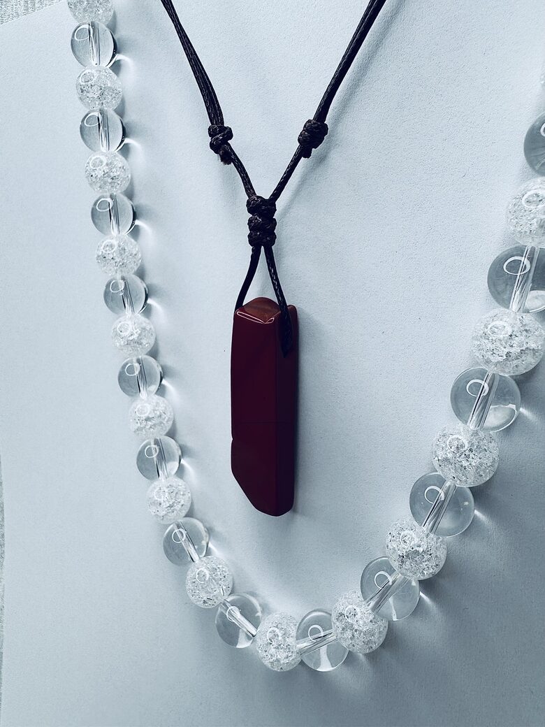 Sarkanās jašmas kulons