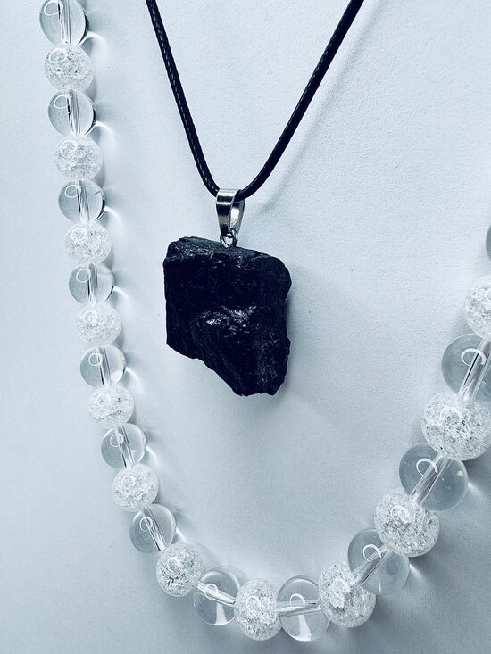 Obsidiāns neapstrādāts akmens